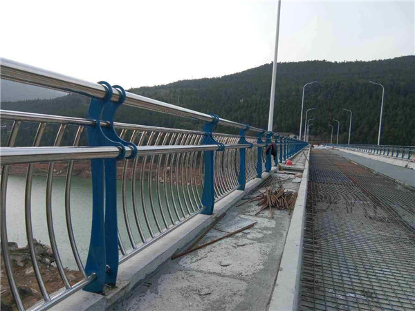 无锡不锈钢桥梁护栏的特点及其在桥梁安全中的重要作用