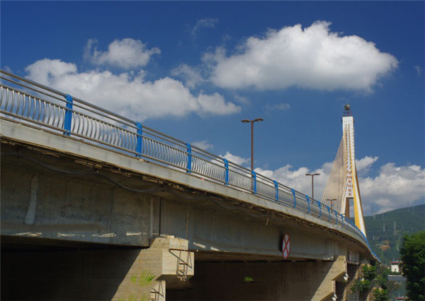 无锡304不锈钢桥梁护栏：安全、耐用与美观的完美结合