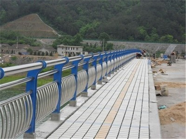 无锡不锈钢桥梁护栏的特性及其在现代建筑中的应用